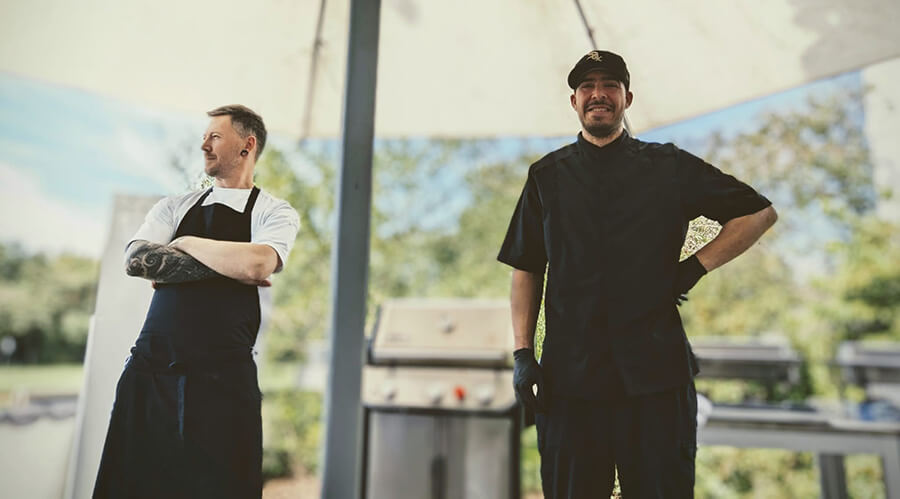 Küchenchef Marcel und Stellvertreter Leo beim Fotoshootings – Kochen noch besser als sie aussehen!